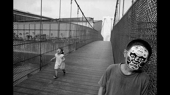 說明: Macintosh HD:Users:chendong:Desktop:張乾琦 工作坊:工作坊:官方作品:中文圖說:不存在的戰(zhàn)爭:6. 張乾琦，“不存在的戰(zhàn)爭”視頻截圖，2017.jpg