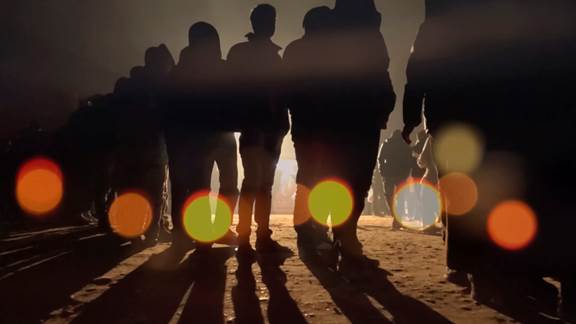 說明: Macintosh HD:Users:chendong:Desktop:張乾琦 工作坊:工作坊:官方作品:中文圖說:AZMA:5. 張乾琦，“AZMA”視頻截圖，2017 .jpg