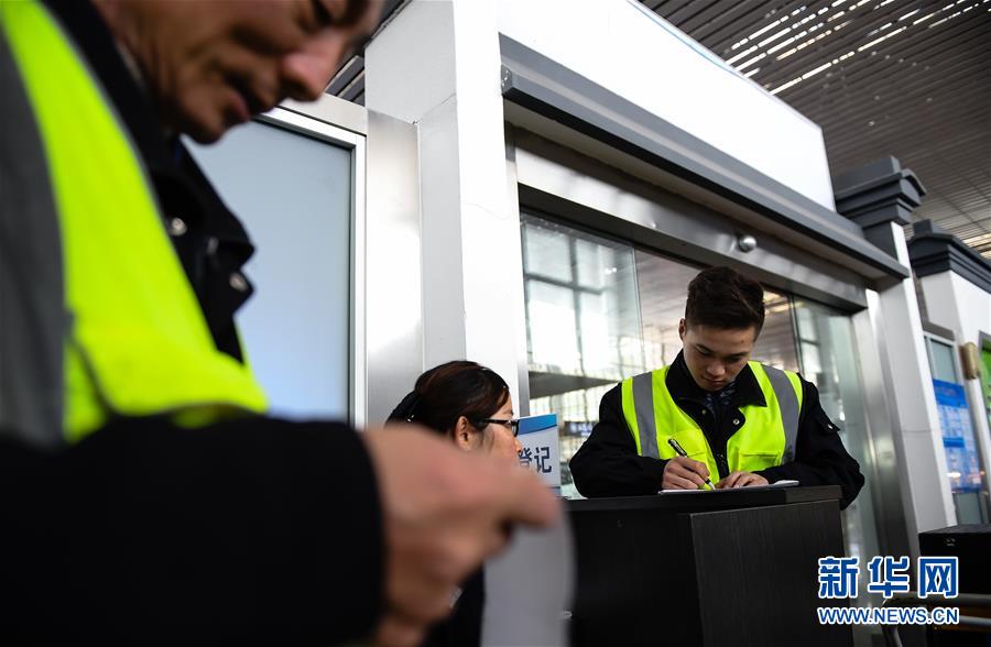 （關注春運·圖片故事）（3） 奔跑吧！高鐵送餐小哥