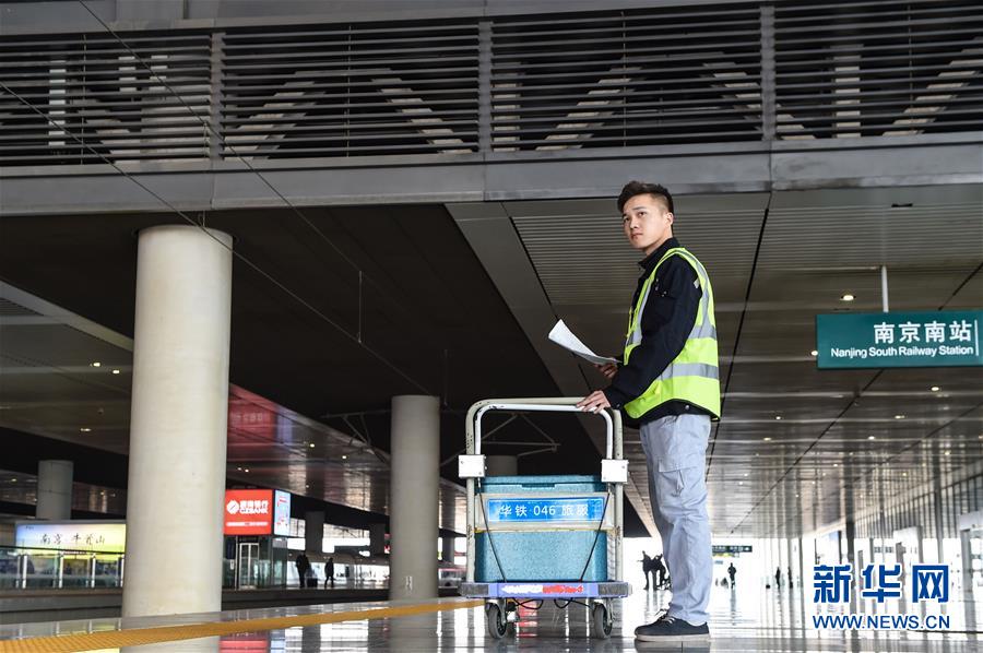 （關(guān)注春運·圖片故事）（7） 奔跑吧！高鐵送餐小哥