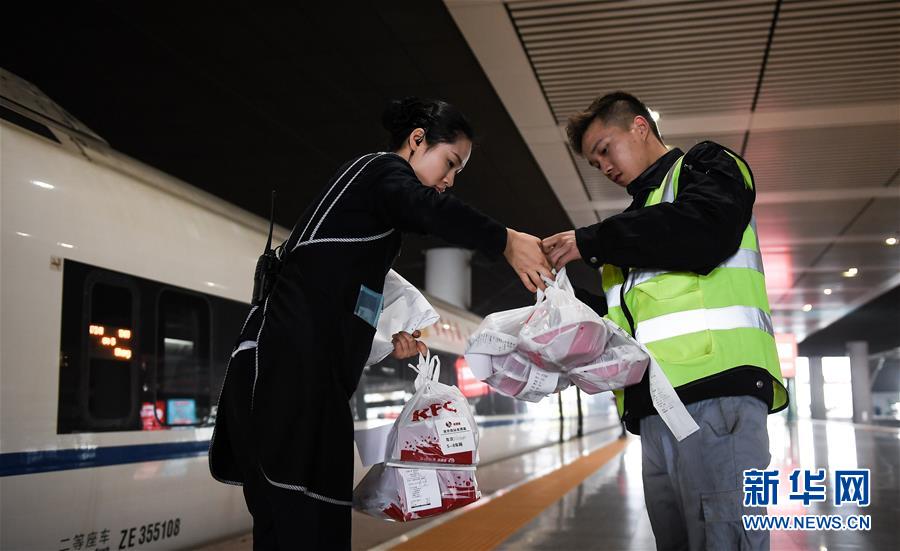 （關注春運·圖片故事）（8） 奔跑吧！高鐵送餐小哥