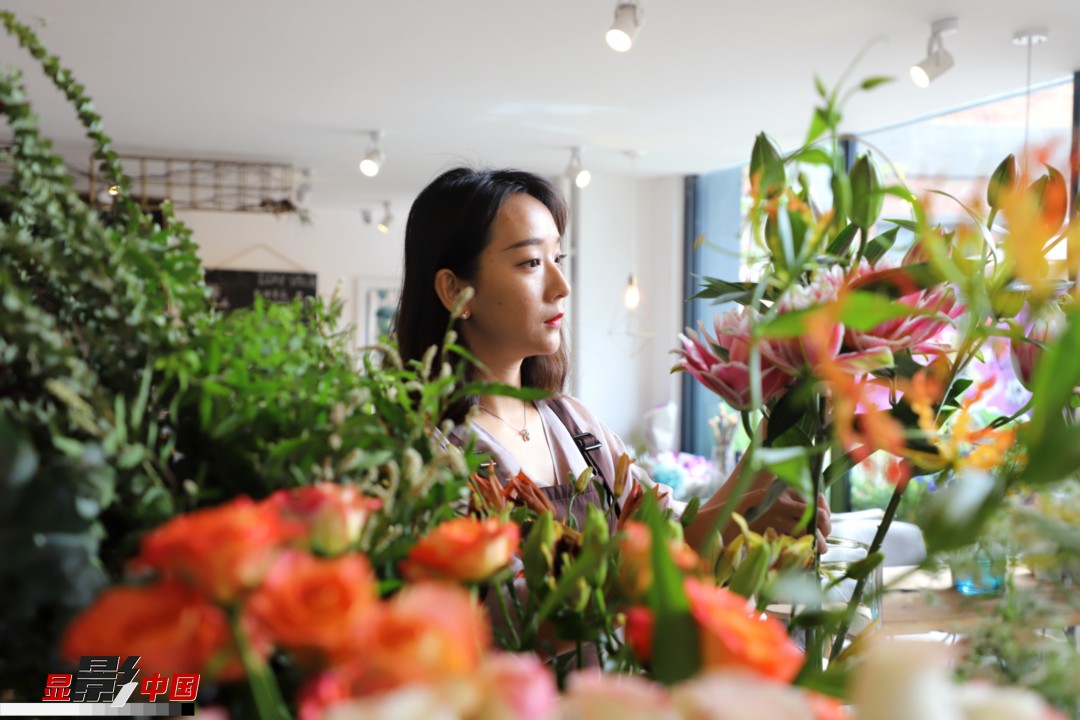每天和花打交道是一個幸福的職業(yè)，但同時也充滿壓力和挑戰(zhàn)，“花在呈現(xiàn)給客人的那一瞬間是美好的，但前面的每一個步驟都是很辛苦的。”王黎媛說，花藝是最原始的手工藝產(chǎn)品，沒有辦法機械化、流程化和規(guī)?；?，必須要用雙手一點點地賦予其生命和美感。圖為王黎媛在挑選制作花束的鮮花。新華網(wǎng) 周亞平/攝 念新洪/文