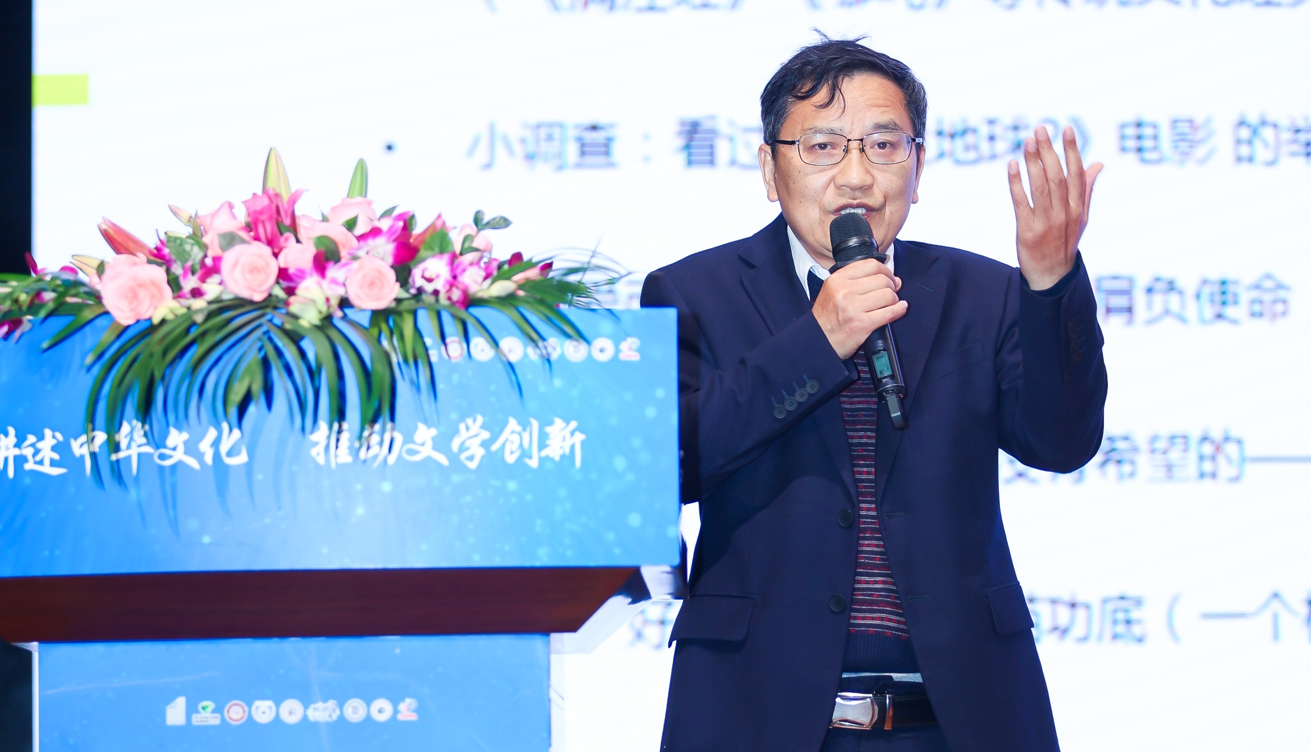 活動現(xiàn)場，“全國文學盛典名師大講堂”主講嘉賓謝晨為大家?guī)碇黝}講座